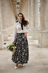 a lady in a white bow tie shirt and a black floral printed mamianqun